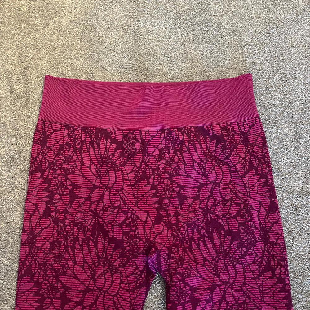 Fabletics Burgundy Lotus Patterned Activewear Leg… - image 4